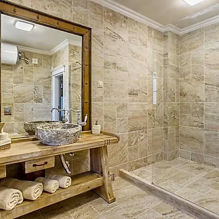 Castro Mesembria فندق 5*